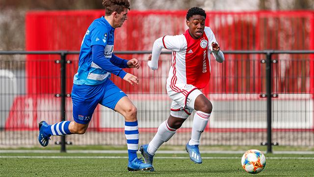 阿贾克斯：欧冠赛场的荣耀与挣扎交织之路